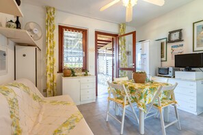 Interior - Holiday Home 'Casa 6 Vista Mare' with Sea View, Private Terrace and Air Conditioning (Stintino)