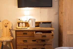 Interior - Room 'Hofer Hitt Double  3' with Mountain View, Shared Garden and Wi-Fi (Klobenstein)