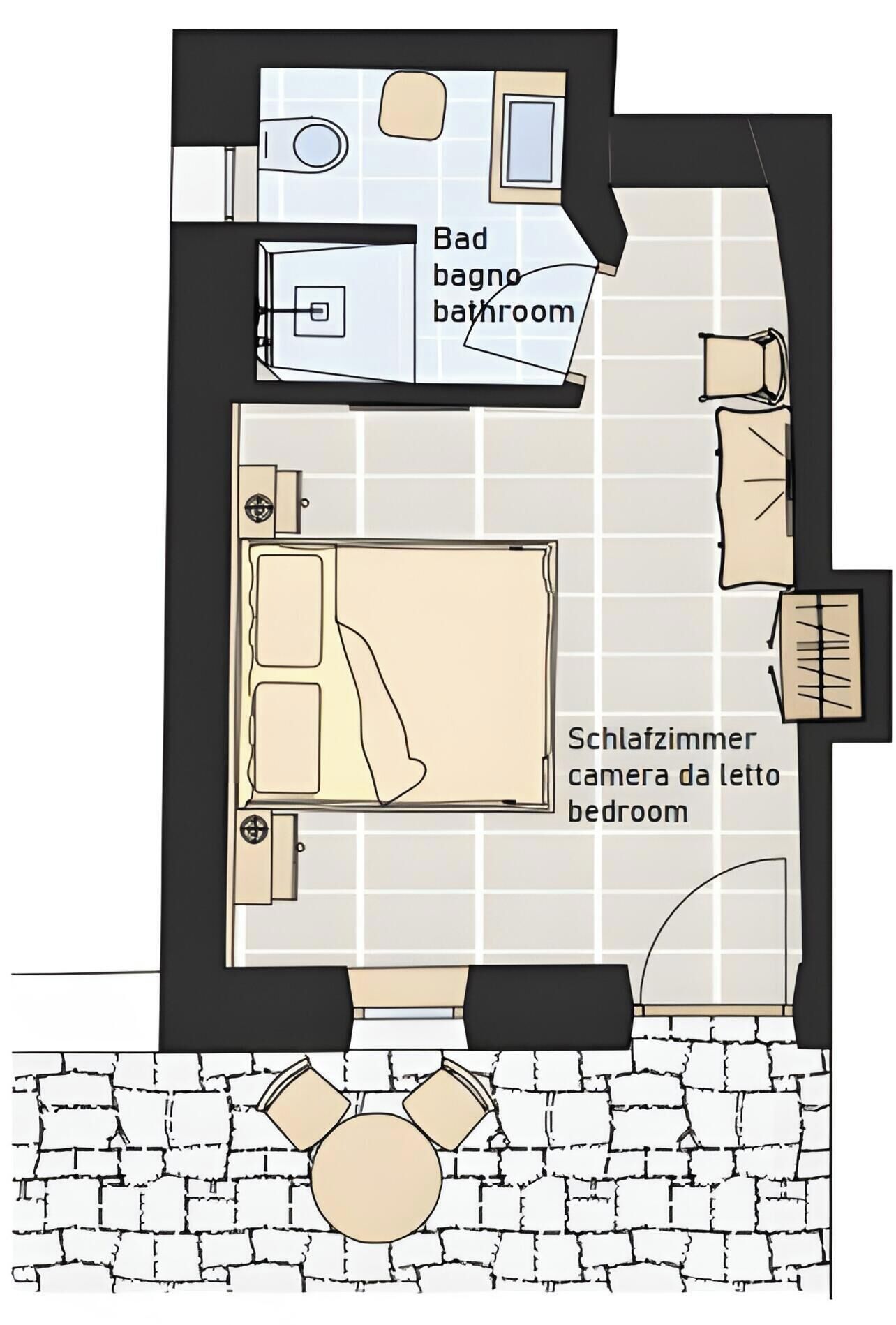 Ein Schlafzimmer mit Bett, Bad und einer kleinen Sitzecke.