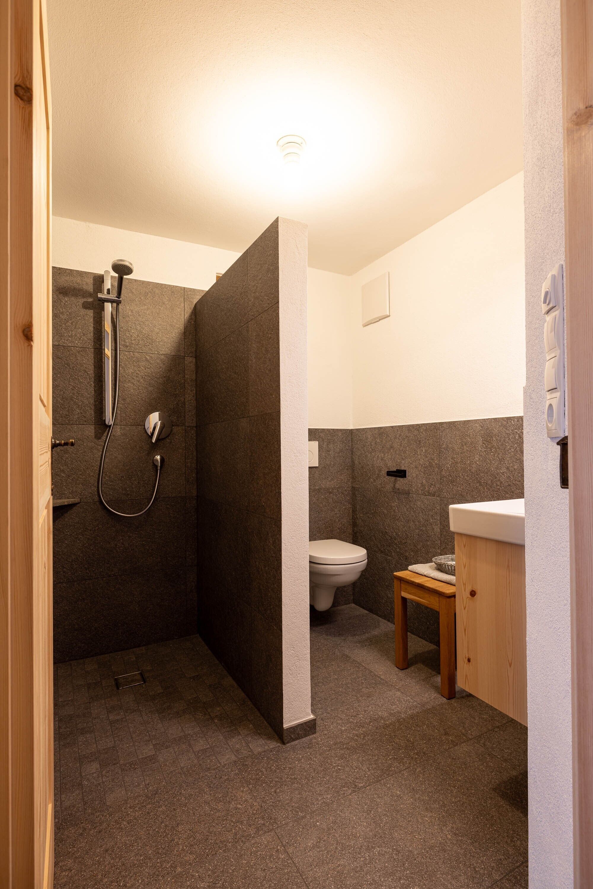 Douche, sèche-cheveux, serviettes fournies