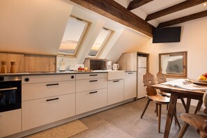 Kjøleskap, mikrobølgeovn, ovn og kokeplater