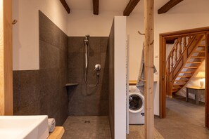 Ducha, secador de pelo, toallas