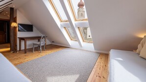 A loft bedroom with skylights, a desk, and a chair. - Apartment 'Hofer Hitt 2' with Mountain View, Shared Garden and Wi-Fi (Klobenstein)