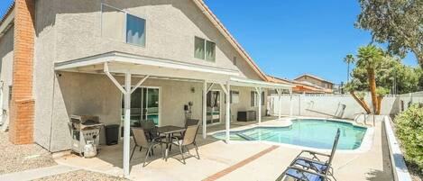 Een buitenzwembad, een verwarmd zwembad