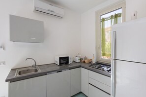 Frigorífico, microondas, placa de cocina y tostadora