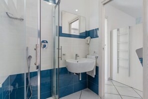 Een douche, een haardroger, handdoeken