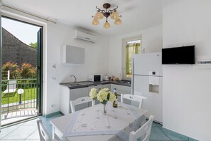 Frigorifero, microonde, piano cottura, tostapane