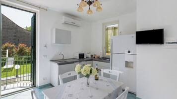 Kühlschrank, Mikrowelle, Herdplatte, Toaster