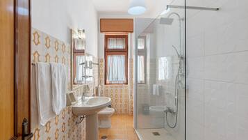 Dusche, Haartrockner, HandtĂŒcher