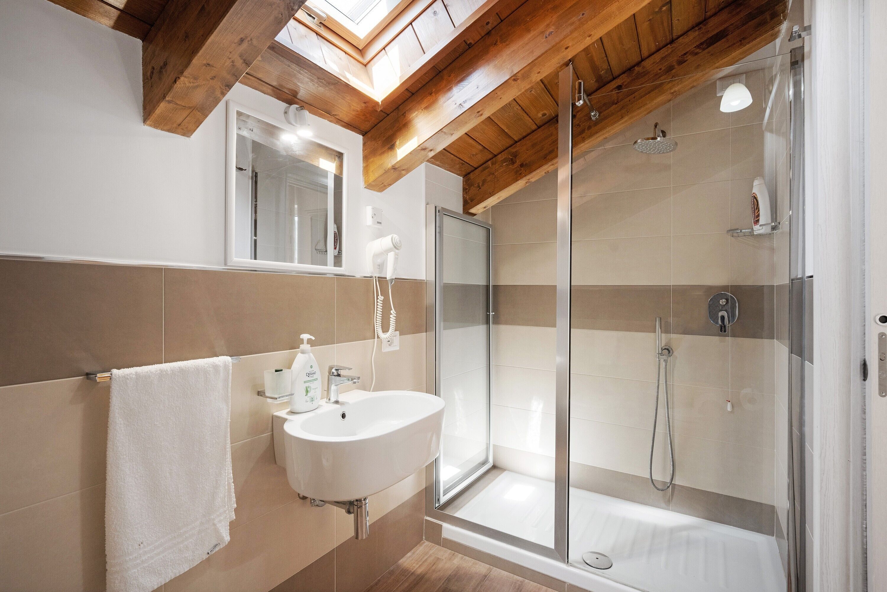 Een douche, een haardroger, handdoeken