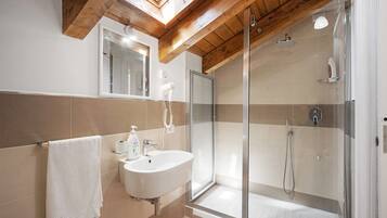 Een douche, een haardroger, handdoeken