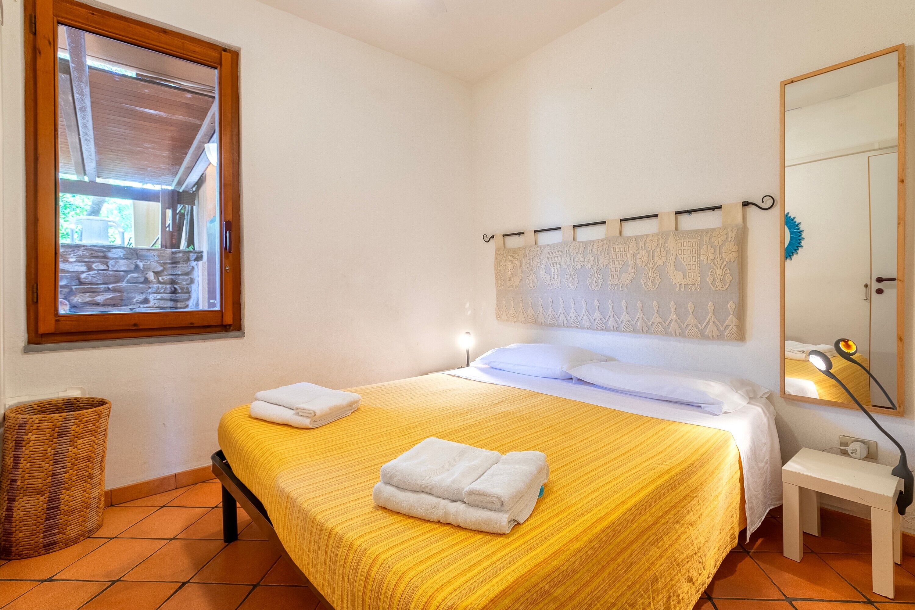 2 bedrooms, iron/ironing board, bed sheets
