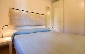 2 bedrooms, iron/ironing board, bed sheets - Holiday Home 'I Lentischi C11' with Sea View, Private Terrace and Air Conditioning (Stintino)