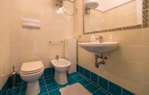 Shower, hair dryer, towels - Holiday Home 'I Lentischi C11' with Sea View, Private Terrace and Air Conditioning (Stintino)