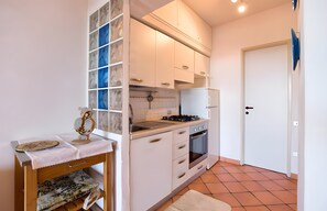 Frigorífico, horno, placa de cocina y trona infantil