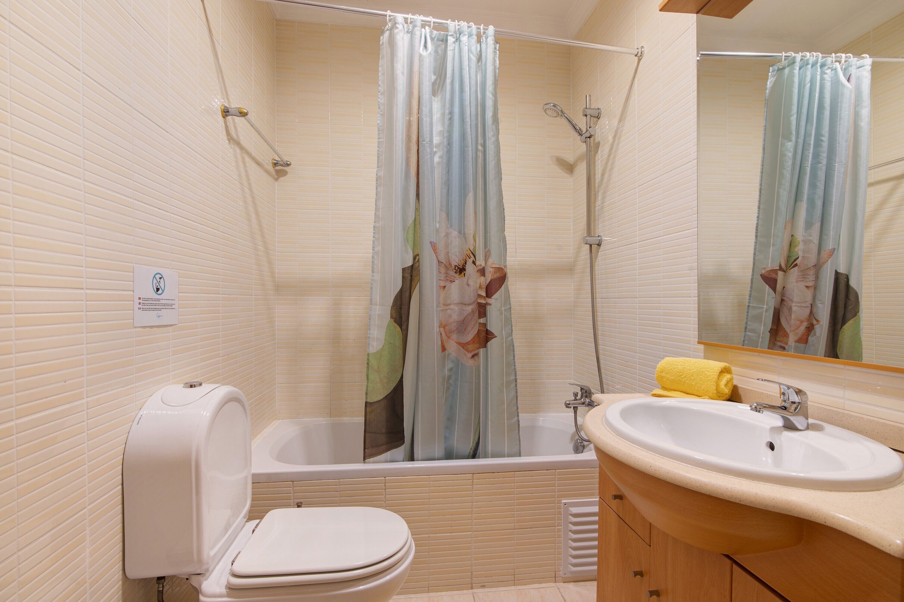 Ein Badezimmer mit Toilette, Waschbecken und Dusche.