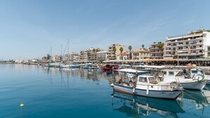 A marina with boats docked, a waterfront promenade, and buildings with balconies. - Apartment 'Meliti Kalamata' with Mountain View, Wi-Fi and Air Conditioning (Unknown)