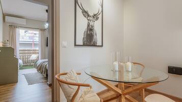 1 habitación, tabla de planchar con plancha, wifi gratis y ropa de cama