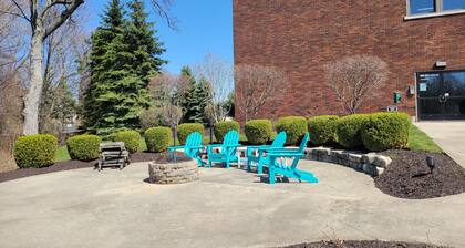 2-bedroom condo with pool/hot tub in gorgeous South Haven