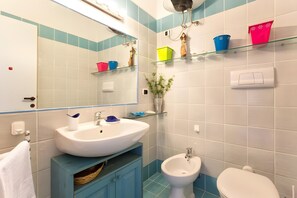 Shower, hair dryer, towels - Holiday Home 'I Lentischi C13' with Sea View, Private Terrace and Air Conditioning (Stintino)