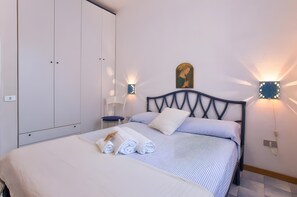 2 bedrooms, iron/ironing board, bed sheets - Holiday Home 'I Lentischi C13' with Sea View, Private Terrace and Air Conditioning (Stintino)