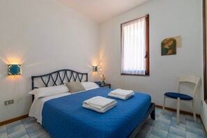 2 habitaciones, tabla de planchar con plancha y ropa de cama 