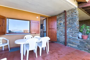 Outdoor dining - Holiday Home 'I Lentischi C13' with Sea View, Private Terrace and Air Conditioning (Stintino)