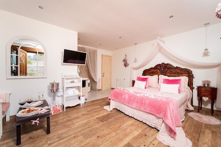 Free WiFi, bed sheets. 'Suite Rosa' Room with Jacuzzi, Mountain Views, and Shared Terrace