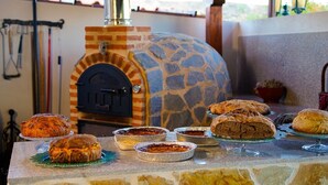 Un horno de piedra con productos horneados a la vista.