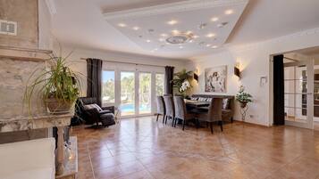 TV, fireplace, stereo