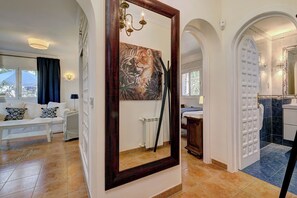 4 bedrooms, iron/ironing board, free WiFi, bed sheets