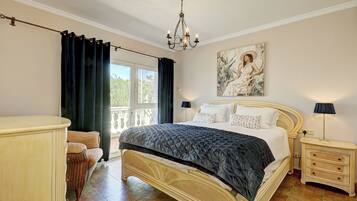 4 bedrooms, iron/ironing board, free WiFi, bed sheets