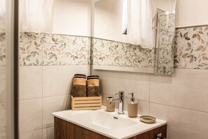 Shower, hair dryer, towels - Apartment 'Cantina' with Wi-Fi and Air Conditioning (Montallegro)