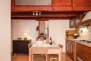 Fridge, microwave, stovetop, coffee/tea maker - Apartment 'Cantina' with Wi-Fi and Air Conditioning (Montallegro)