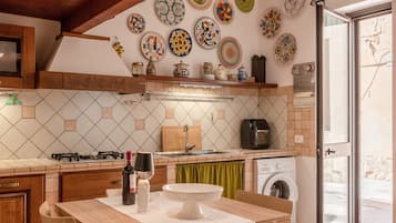Refrigerador, microondas, parrilla de estufa y cafetera y tetera