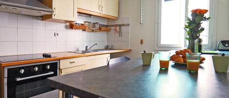 Réfrigérateur, micro-ondes, four, cafetière/bouilloire