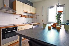 Fridge, microwave, oven, coffee/tea maker