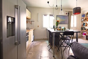 Réfrigérateur, micro-ondes, four, cafetière/bouilloire