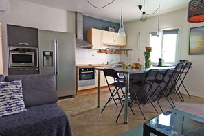 Een koelkast, een microgolfoven, een oven