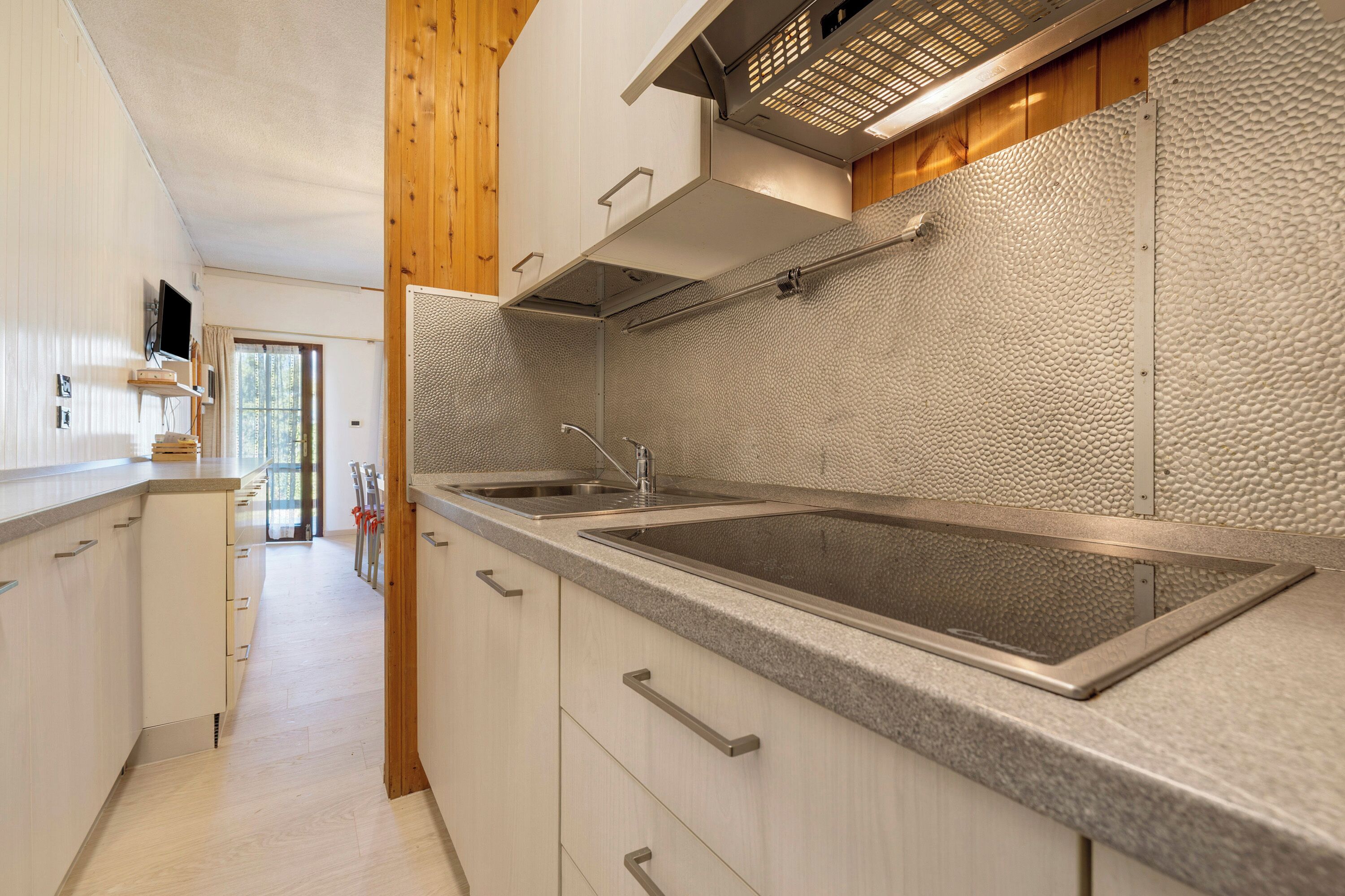 Réfrigérateur, micro-ondes, plaque de cuisson, lave-vaisselle