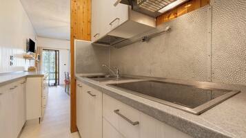 Réfrigérateur, micro-ondes, plaque de cuisson, lave-vaisselle