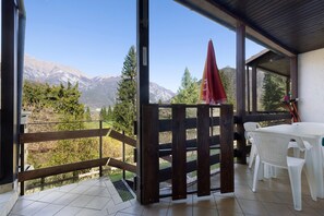 Outdoor dining - Apartment 'Berthold' with Mountain View, Shared Terrace and Wi-Fi (Ledro)