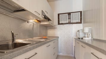 Frigorífico, microondas, placa de cocina y lavavajillas