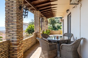 Outdoor dining - Apartment 'Marianthi-kaizer Bridge' with Balcony, Wi-Fi and Air Conditioning (Achílleion)