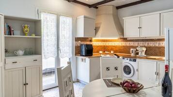 Fridge, oven, stovetop, coffee/tea maker