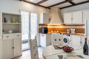 Réfrigérateur, four, plaque de cuisson, cafetière/bouilloire