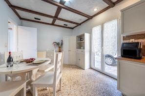 Dining - Apartment 'Marianthi-kaizer Bridge' with Balcony, Wi-Fi and Air Conditioning (Achílleion)