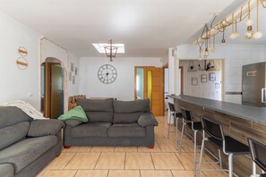 TV, fireplace, ping pong