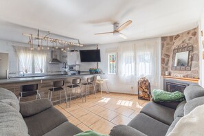 TV, caminetto, tavolo da ping pong