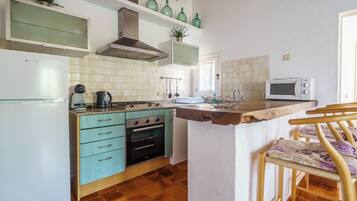 Een koelkast, een magnetron, een vaatwasser